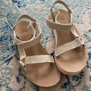 Teva Women's Midform Universal Geometric Sandal
White Swan